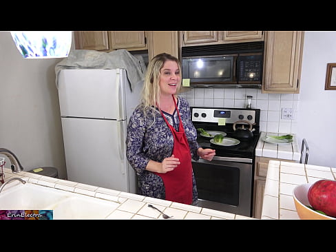 ❤️ Belle-mère qui le traie dans la cuisine avant son rendez-vous. ❤❌ Porno beau at us