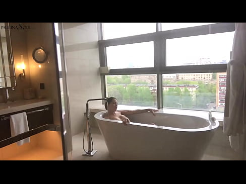 ❤️ Une énorme nana se branlant passionnément la chatte dans la salle de bains ❤❌ Porno beau at us