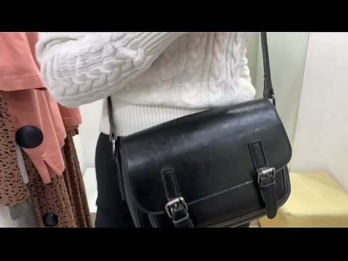 ❤️ Masturbation publique de la jeune salope FeralBerry avec un gode dans la cabine d'essayage ❤❌ Porno beau at us