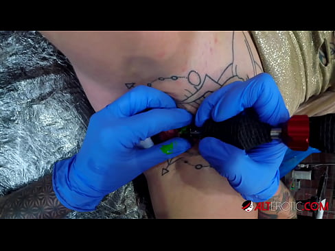 ❤️ Sully Savage, une chaudasse extrêmement tatouée, s'est fait tatouer le clitoris. ❤❌ Porno beau at us