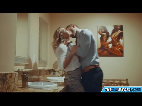 ❤️ Quand une blonde plantureuse vous séduit dans des toilettes publiques. ❤❌ Porno beau at us